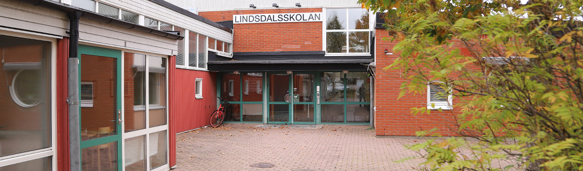 Bild på Lindsdalsskolans entré