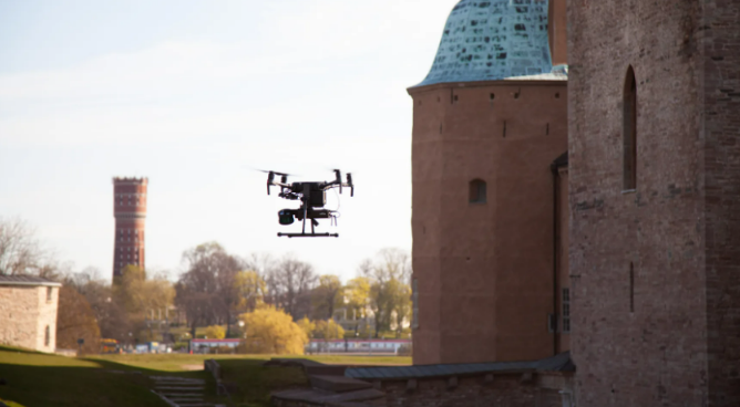 Drönare i luften med Kalmar slott och Gamla vattentornet i bakgrunden