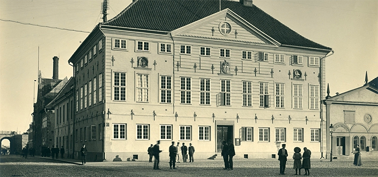 Svartvit gammal bild på Rådhuset i Kalmar