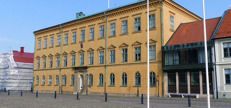Bild i nutid på Stadshuset i Kalmar. Gul fasad