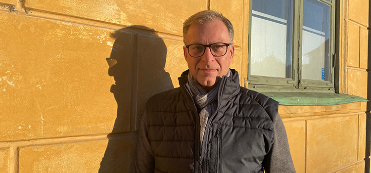 Kommunikationschef Nico Werge utanför Stadshuset på Kalmar kommun