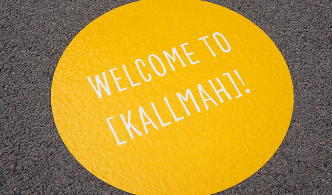 Ett klistermärke för astfalt säger "Welcome to Kallmah"