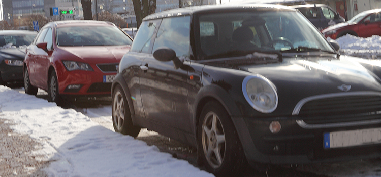 Parkerade bilar i vinterlandskap.