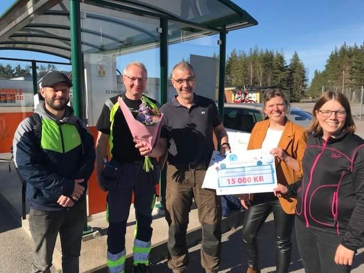 Årets vinnare av Kalmar kommuns klimatpris 2022. På bilden får More biogas VD Denniz Erol ta emot priset av representanter från nämnden.