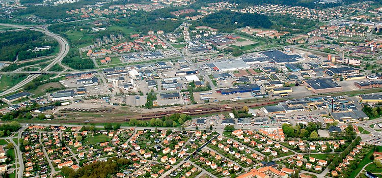Flygbild över Kalmar med industriområdet i fokus.