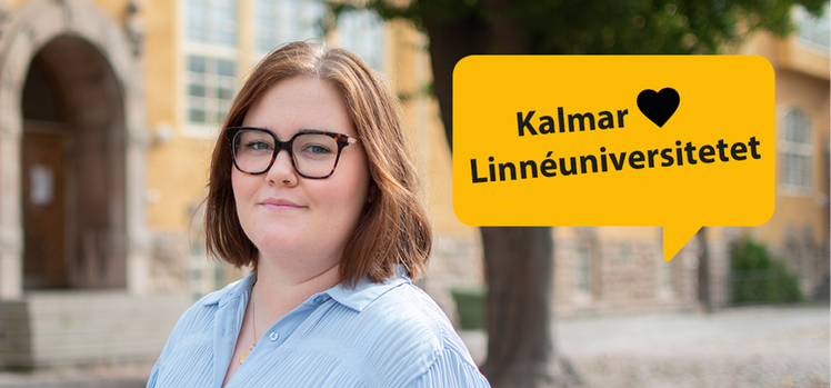 Carolina Hultsbo står och tittar rakt in i kameran med Falkenbergsskolan i bakgrunden. Uppe i högra hörnet syns en gul pratbubbla med texten Kalmar hjärta Linnéuniversitetet.
