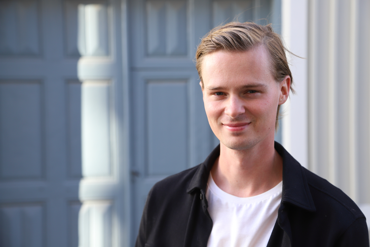 Adam Månsson, kartingenjör, utanför Stadshusets dörr. 
