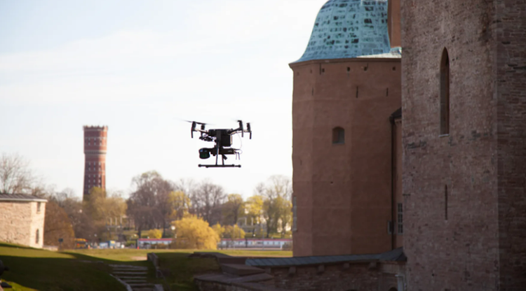 Drönare i luften med Kalmar slott och gamla vattentornet i bakgrunden