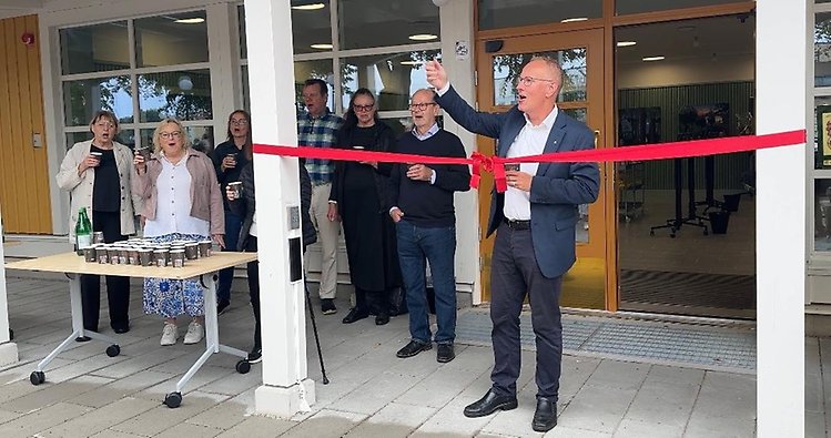 Invigning Folkets Park, Johan Persson kommunstyrelsens ordförande klipper bandet.
