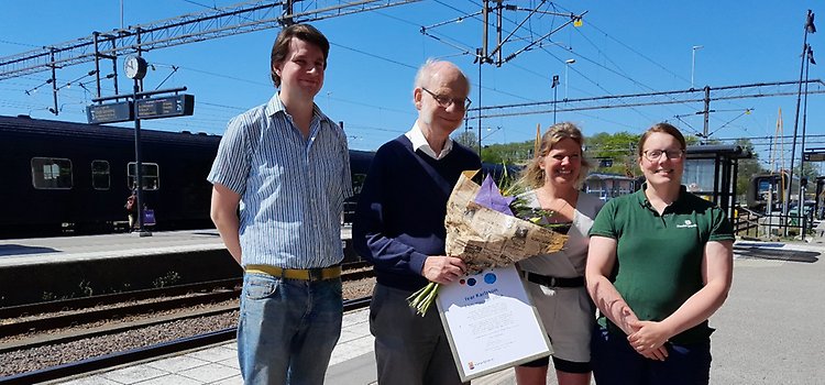 Ivar Karlsson mottar Kalmar kommuns klimatpris. På bilden finns även Anna Thore (S), Jonas Hansson (V) och Frida Jonsson (C) från Vatten och miljönämnden som delade ut priset. 