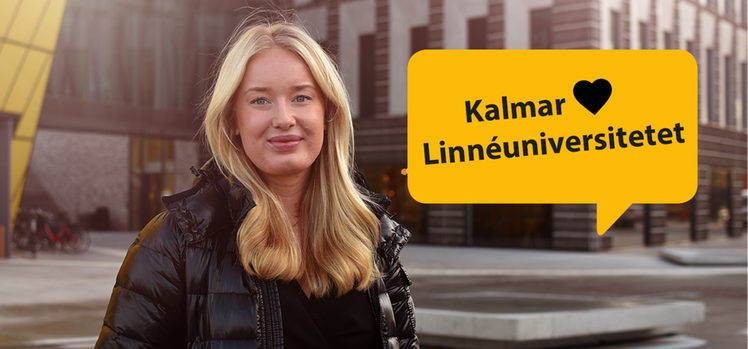 Rebecca Dyring-Bro står och tittar in i kameran med universitetsbyggnader i bakgrunden. I övre högra hörnet finns en gul pratbubbla med texten Kalmar hjärta Linnéuniversitetet.
