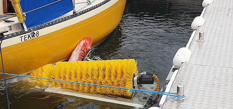 Gul segelbåt som tvättas i båtbottentvätten i Kalmar gästhamn. 